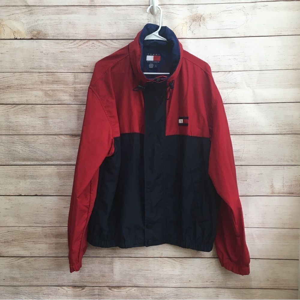 TOMMY HILFIGERโ HOODED WINDBREAKER IN BLUEโANDโRED